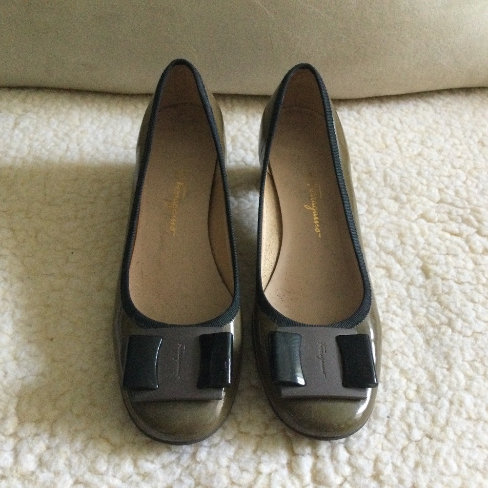 Ferragamo Pumps ( US size 7 b ) Classic Modern LOGO - BOW Unique Classy